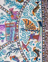 Bandana de satén estampada con motivos florales y geométricos en tonos violeta, azul, naranja y blanco.