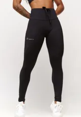 Calza deportiva roja de tiro alto con cordón ajustable en la cintura y logo estampado en la pierna.