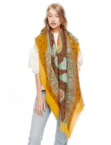 Pashmina rectangular con estampado multicolor en tonos tierra, naranja, verde y amarillo. Presenta motivos geométricos y florales en secciones definidas.