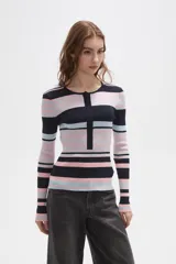 Remera de manga larga confeccionada en tejido de punto acanalado con diseño de rayas horizontales en tonos azul marino, rosado y celeste. Presenta un cuello redondo a la base con una pequeña abertura frontal cerrada por una hilera de botones.