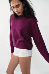 Jersey de punto con cuello redondo y manga larga, confeccionado en un suave tejido color bordó.