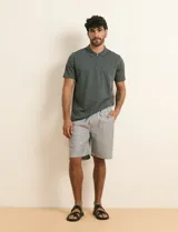 Bermuda gris claro con sutil estampado, con bolsillos laterales y pretina elástica con cordón ajustable.
