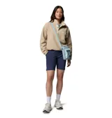 Polar Columbia modelo Helvetia II Cropped, color beige, confeccionado en tejido de corderito suave con cuello alto y cierre frontal de botones a presión. Cuenta con un bolsillo con cierre en el pecho con tirador y puños elásticos.