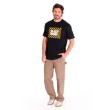 Remera negra de manga corta con estampa frontal de la marca Caterpillar en amarillo y blanco sobre un fondo de rayas diagonales amarillas y negras.