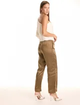 Pantalón de satén color verde oliva, de corte recto, con pretina elastizada, lazo de ajuste y bolsillos laterales.