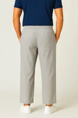 Pantalón de lino color verde oliva, tiro bajo, corte slim fit y largo. Presenta cordón ajustable en la cintura y bolsillos laterales.