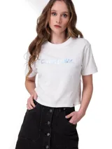 Remera crop blanca de algodón con cuello redondo, manga corta y estampado iridiscente con el logotipo de la marca en el pecho.