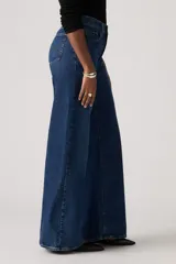 Jeans de mujer Levi's 728 Hi Rise Wide Leg, color azul oscuro, de tiro alto y pierna ancha.