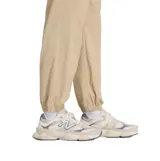 Pantalon cargo tipo jogger color beige, con cintura elástica, bolsillos laterales funcionales y puños elásticos en los tobillos.