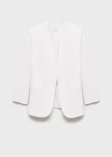 Chaqueta estructurada de corte recto y cuello de pico sin cierre. Presenta manga larga con aberturas en los puños, dos bolsillos de ribete laterales y una abertura posterior en el bajo. Incluye forro interior.
