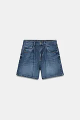 Shorts de denim de tiro alto y corte relajado, con diseño de cinco bolsillos, pliegues delanteros y cierre frontal con cremallera y botón metálico.
