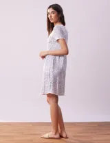 Camisón corto de tejido suave con estampado de leopardo en tonos grises y rosados, con escote redondo y mangas cortas.