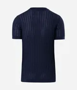 Remera masculina de algodón con textura acanalada y efecto punto. Presenta un diseño de corte regular, cuello redondo y manga corta.