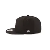 Gorro snapback New Era 9Fifty de los Toronto Raptors, color negro con logo del equipo bordado en blanco en el frente.