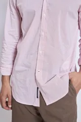 Camisa manga larga color rosa claro, con cuello abotonado y corte clásico.