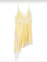 Vestido corto de satén color amarillo pastel con diseño asimétrico. Presenta detalles de encaje blanco en el escote, lateral y ruedo, con breteles finos ajustables.