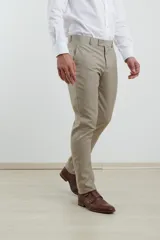 Pantalón de vestir azul marino, de corte recto, con bolsillos laterales y traseros. Se ajusta a la cintura con cinturón de cuero negro.