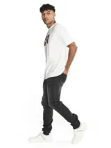 Pantalón de jean corte skinny, color gris oscuro, con diseño de cinco bolsillos, cierre de cremallera y botón metálico. Presenta remaches con logo de la marca en los bolsillos delanteros y parche con logo en la parte trasera de la cintura.