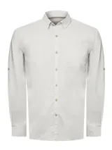 Camisa de manga larga RKF modelo Galiton color gris claro, de algodón orgánico, con cuello camisero, botones de madera y bolsillo en el pecho con logo bordado.