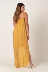 Vestido largo azul marino de seda italiana, con breteles finos ajustables, tajos laterales y forro corto.