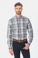 Camisa de manga larga con estampado de cuadros en tonos azules, grises y marrones. Presenta cuello abotonado, bolsillo frontal en el pecho y botones personalizados.