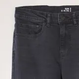 Pantalón jean de hombre, corte slim, color gris oscuro con efecto lavado.