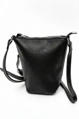Bandolera de cuero sintético negro con textura granulada, cierre superior y correa ajustable.