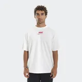 Remera de algodón con corte oversize, color blanco, con estampado frontal pequeño en relieve de color rojo.