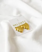 Aros colgantes dorados con forma de abanico y textura acanalada.