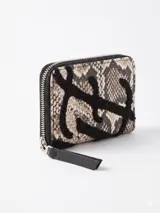 Billetera pequeña con cierre perimetral, confeccionada en material con estampado de piel de serpiente y detalle de bordado en relieve de color negro.