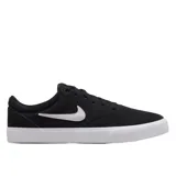 Championes Nike SB Chron 2 de estilo urbano, confeccionados en gamuza y lona negra con el logo de la marca en blanco en el lateral. Presentan una suela vulcanizada blanca para mayor flexibilidad y durabilidad.