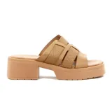 Sandalia color beige con plataforma y taco cuadrado. Presenta tres tiras anchas en la capellada, con detalle de textura tejida en la tira central.