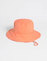Gorro tipo bucket color naranja, de poliéster, con ala ancha y cordón ajustable.