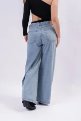Pantalón de denim estilo wide leg, de tiro bajo, color celeste, con costuras frontales destacadas y corte muy ancho.