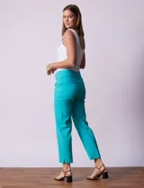 Pantalón verde esmeralda de gabardina elastizada, marca Zac & Rachel, de corte recto con pretina ancha pespunteada y largo al tobillo. Presenta bolsillos simulados.