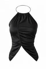 Top negro de satén con cuello halter y detalle de aro metálico. Presenta un diseño cruzado en el frente con una abertura central.