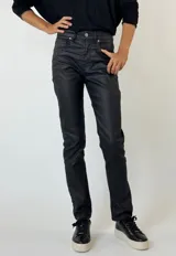 Pantalón negro de corte recto, estilo jean, con acabado engomado que simula cuero.