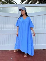 Vestido largo celeste de lino, con escote en V y corte debajo del busto.
