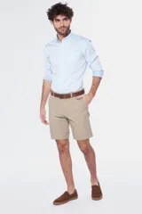 Bermuda gris con bolsillos laterales y traseros.