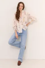 Jeans de corte holgado y tiro medio, color azul claro con efecto deslavado.