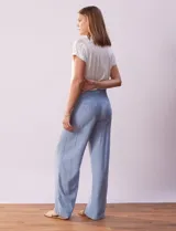 Pantalón largo celeste de lino, marca Zac & Rachel, corte wide leg, pretina con botones, cierre y broche metálico, bolsillos verticales delanteros y bolsillos simulados traseros.