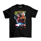 Remera negra de algodón con estampa frontal inspirada en la película Volver al Futuro, presentando a los personajes principales y el auto DeLorean.