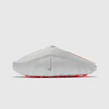 Chancletas Nike Mind 001 Slide en color gris claro con detalles en rojo brillante en la suela y el logo de la marca en el lateral.
