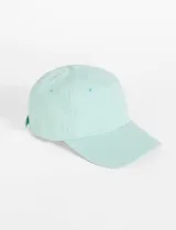 Gorra tipo cap de algodón en color celeste, con diseño clásico de seis paneles, ojales bordados para ventilación y visera curva.