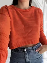 Sweater naranja de punto con textura horizontal.