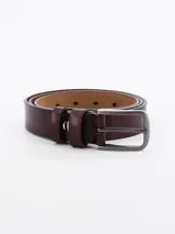 Cinto de cuero color marrón con hebilla metálica plateada.