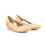 Zapato de cuero negro con taco corrido revestido en corcho y plataforma de yute trenzado. Cuenta con diseño lateral abierto y puntera redondeada.