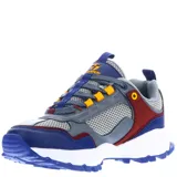 Championes de trekking Topper con diseño robusto, confeccionados en una combinación de malla gris y paneles de cuero sintético en tonos azul, bordó y gris. Presentan suela dentada blanca y azul, cordones reforzados y detalles en amarillo.