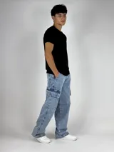 Pantalón de jean celeste con lavado ácido, corte ancho (baggy) y múltiples bolsillos cargo.