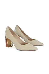 Stilettos de cuero color trigo con punta fina y tacón geométrico que combina madera clara con detalles dorados.